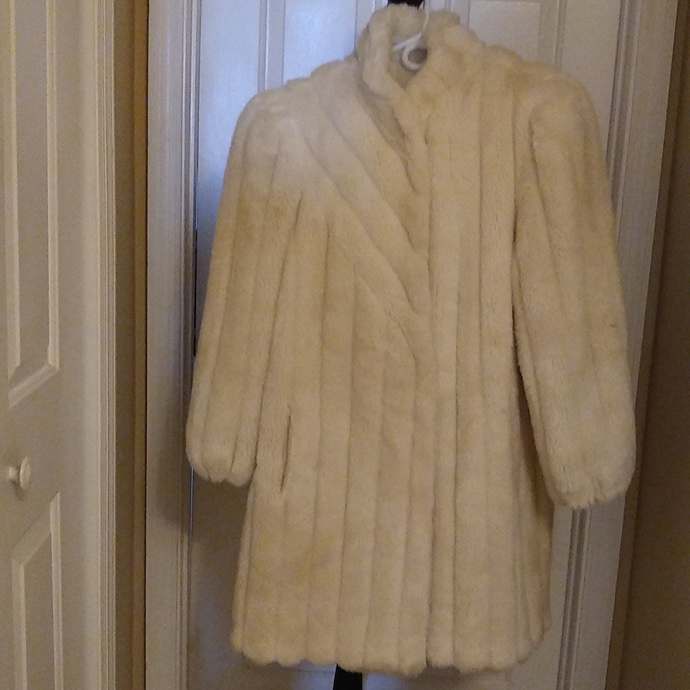 Lintage Off-White Faux Fur Coat - sz 15/16 - NOT Included in Bundling Sale - Picture 3 of 14
